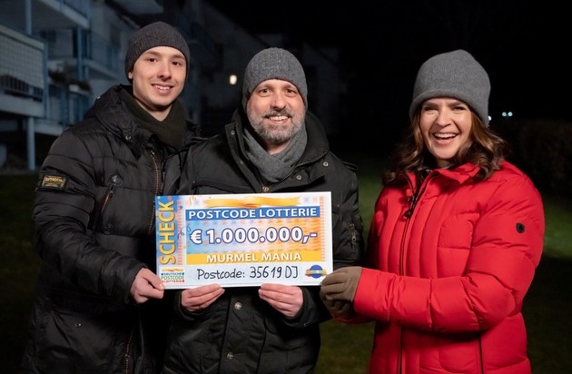 Deutsche Postcode Lotterie: Postcode Lotterie verteilt 2 Millionen Euro in Braunfels - Katarina Witt überrascht einen Glückspilz mit 1 Million Euro