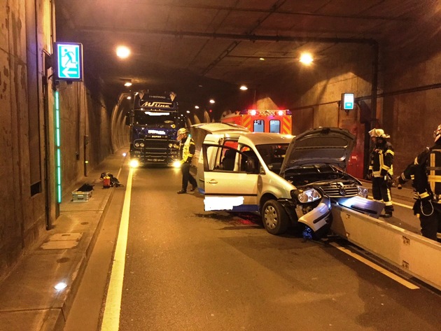 FW-BN: Verkehrsunfall im Bad Godesberger Straßentunnel - eine Feuermeldung bestätigte sich zum Glück nicht.