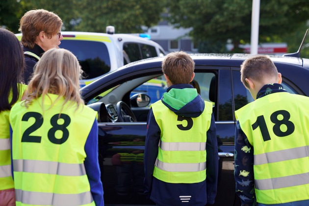 POL-GE: Polizei und Grundschüler verteilen Dank- und Denkzettel an der Velsenschule - Autofahrer mit 67 km/h in 30er-Zone unterwegs
