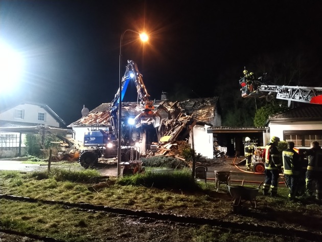 FW Sankt Augustin: Einsatz bei Wohnhausbrand dauerte bis in die frühen Morgenstunden - THW hat Dach abgerissen wegen Einsturzgefahr