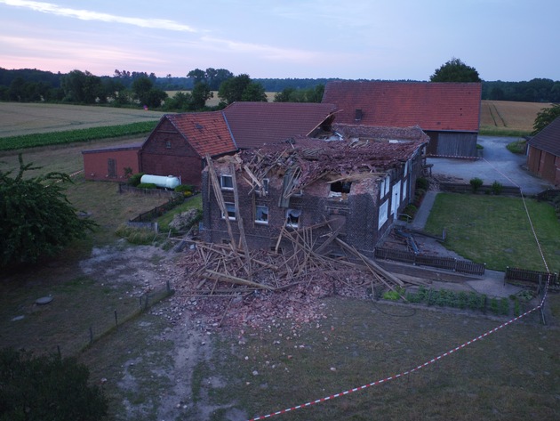 FW-WRN: TH_EINSTURZ - Dachstuhl eingestürzt, vermutlich 2 Personen im Gebäude