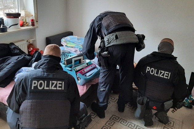 Bundespolizeidirektion München: Staatsanwaltschaft Traunstein und Bundespolizei gelingt Schlag gegen Schleuserorganisation Vier Haftbefehle vollzogen und 140.000 Euro bei Wohnungsdurchsuchungen sichergestellt