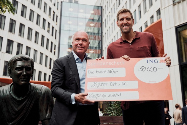 ING Deutschland und Dirk Nowitzki feiern 20-jährige Partnerschaft / 50.000 Euro Spende für die Dirk Nowitzki-Stiftung / Dirk Nowitzki-Statue vor Frankfurter ING-Hauptsitz enthüllt