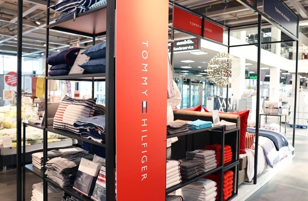 XXXLutz Deutschland: Exklusive Kooperation: XXXLutz eröffnet Pop-Up Flächen mit Tommy Hilfiger!