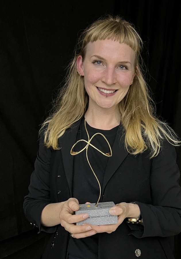 Pressemitteilung: Hamburger Jungdesignerin Lea Theres Lahr-Thiele gewinnt die Goldene Seidenschleife bei der Krefelder Laufmasche