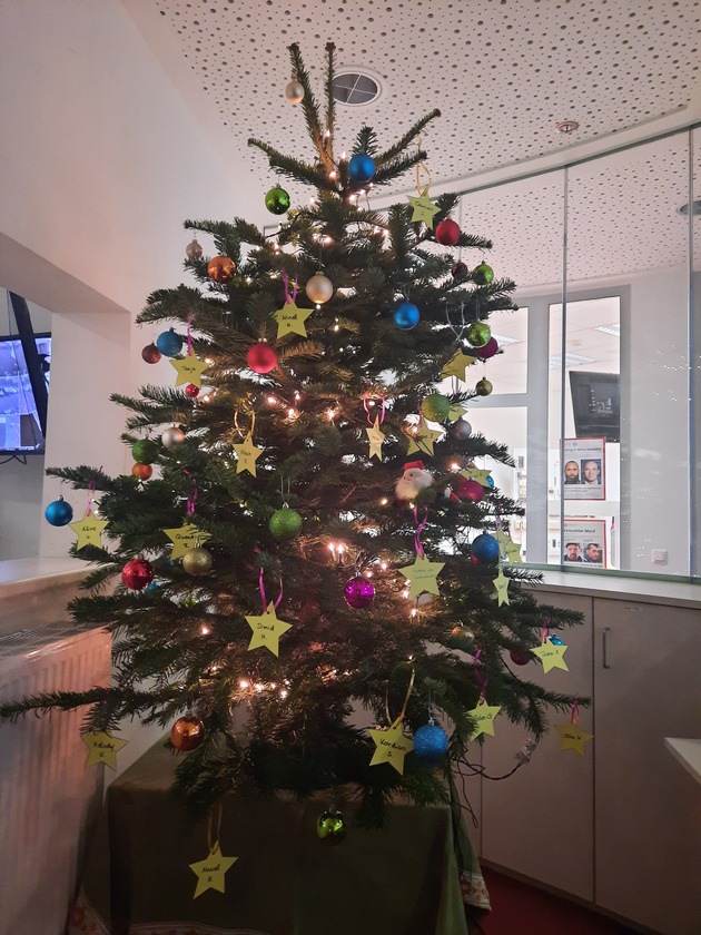 POL-STD: Polizistinnen und Polizisten &uuml;bergeben Geschenke zu Weihnachten