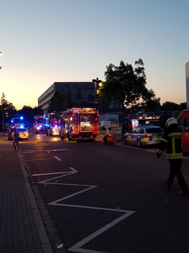 FW-Erkrath: Brand im Bordell löst Großeinsatz der Feuerwehr aus