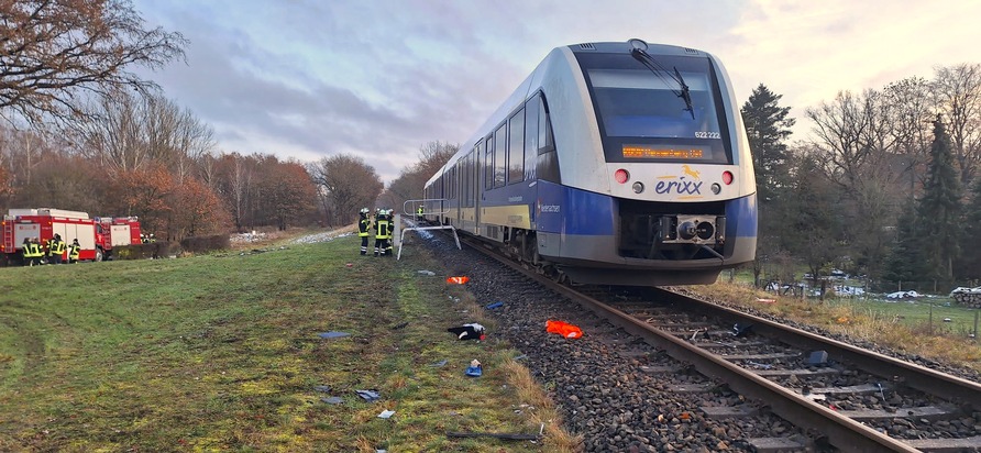FW Lüchow-Dannenberg: +++Schwerer Verkehrsunfall bei Dannenberg +++ Zug erfasst PKW +++ PKW-Fahrer verstirbt an der Unfallstelle +++ Bahnstrecke gesperrt +++