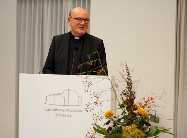 „Wir sind Kirche für die Menschen dieser Welt“ - Amtseinführung für  Dr. Michael Menke-Peitzmeyer als neuer Direktor der Katholischen Akademie Schwerte durch Erzbischof Dr. Udo Markus Bentz