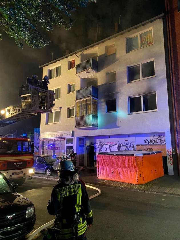 FW-DO: Feuerwehr rettet Person aus brennender Wohnung