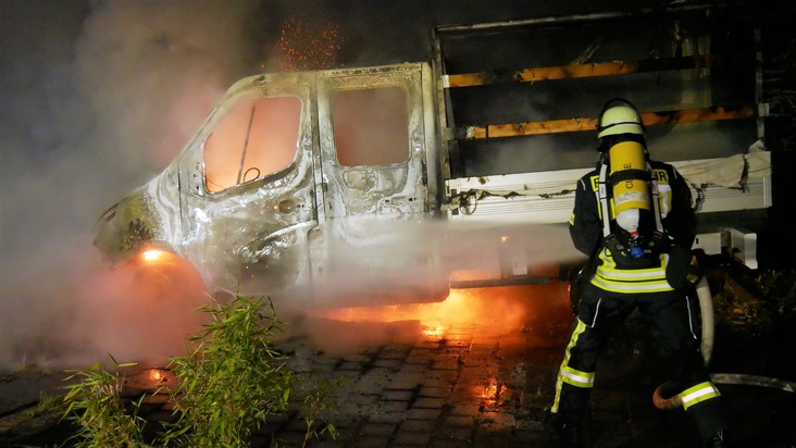 FW Celle: Kleintransporter brennt in Neuenhäusen in Vollbrand