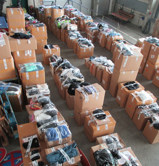 HZA-RO: Markenfälscher schmuggeln tonnenweise Fake-Bekleidung / Zoll beschlagnahmt über 11.000 Kleidungsstücke an der Grenze am Walserberg