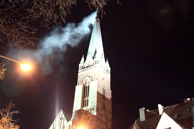 FW-E: Feuer in Kirchturm von St. Hubertus in Essen-Bergerhausen, Ursache vermutlich Blitzschlag