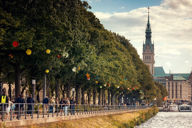 Nova Meierhenrich eröffnet Hamburgs Sommergärten / Begrünte Hamburger Innenstadt lädt bis 29.8. zum Relaxen, Shoppen und Entdecken ein / Pflanzen, Blumen und Lampions verwandeln die City in bunte Oasen
