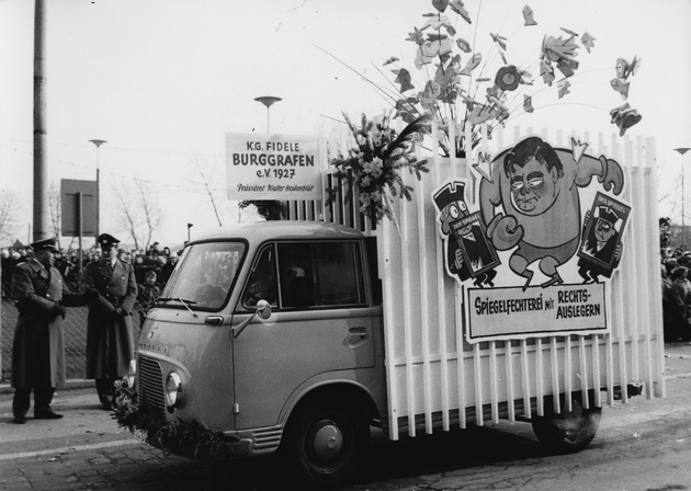 Zum 66. Mal beim Härtetest mit &quot;Kamelle&quot; und &quot;Strüßjer&quot;: Ford unterstützt den Kölner Rosenmontagszug 2017 mit Transit Bagagewagen-Flotte und über 70 Freiwilligen (FOTO)