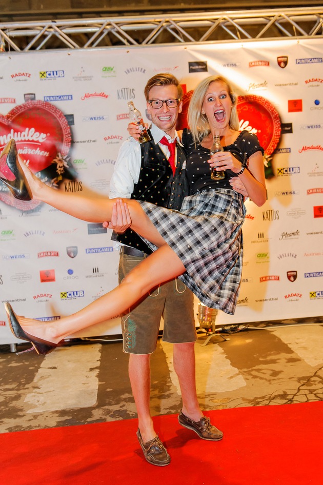 Almdudler: Trachtenpärchenball 2013 -  Kult und Tracht im Herzen Wiens - BILD