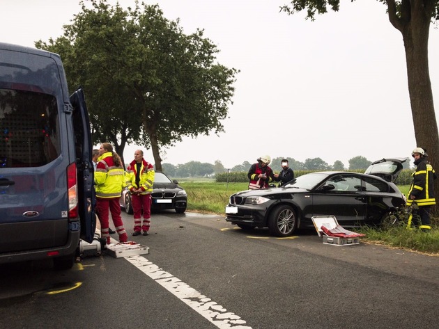 FW-RE: Verkehrsunfall mit vier verletzten Personen