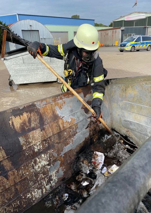 FW-Schermbeck: Brennender Müllcontainer in Schermbeck