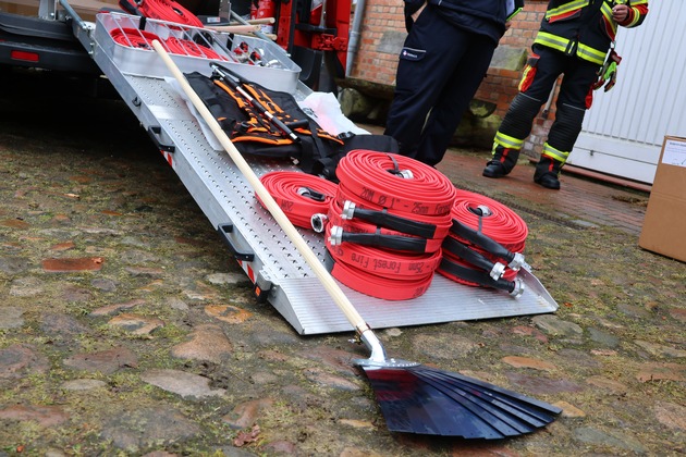 FW-SE: Schleswig-Holsteinische Landesforsten st&auml;rken Zusammenarbeit mit Feuerwehren im Segeberger Forst - Spezialausr&uuml;stung zur Waldbrandbek&auml;mpfung &uuml;bergeben