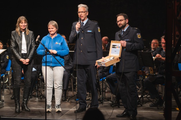 BPOL-HRO: Bundespolizeiorchester erspielt 2.800,- Euro für Rostocker Tafel und Kinderhaus &quot;Die ARCHE Rostock&quot;