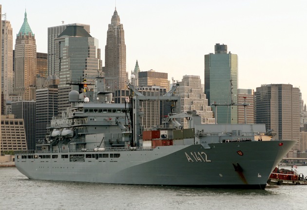 Deutsche Marine - Pressemeldung: Frankfurt am Main besucht &quot;Frankfurt am Main&quot; - Hochrangiger Besuch aus Hessen unterwegs mit Patenschiff