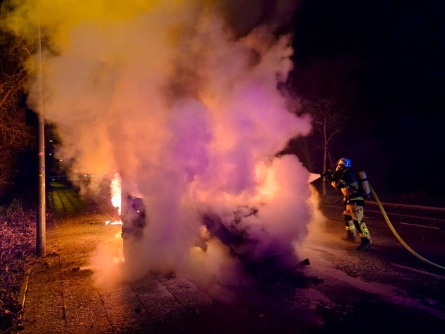FW-E: Kleintransporter brennt in voller Ausdehnung