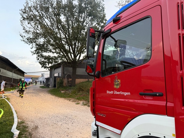 FW Überlingen: Großeinsatz / Dachstuhlbrand auf Landwirtschaftlichem Anwesen im Überlinger Teilort Bambergen auf dem Gut Neuhof / Feuer schnell unter Kontrolle
