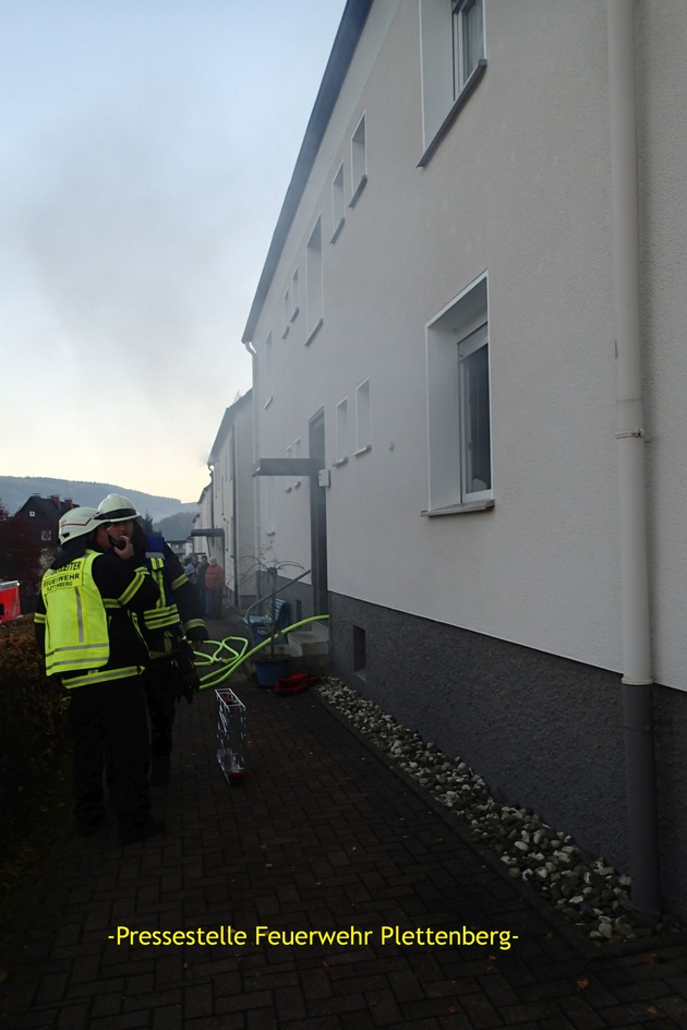 FW-PL: Rauch drang aus Wohnung in der Rheinlandstraße im OT Stadtmitte. Rauchmelder warnten Bewohner. Probleme bei der Anfahrt der Feuerwehr