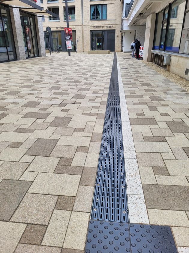 BIRCO als Wegbereiter – Entwässerungsrinne und Blindenleitsystem in einem Bauteil