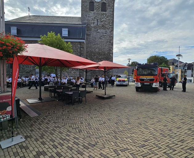 FW-Velbert: Stadtkapelle Zweibrücken und der Musikzug der Feuerwehr begeistern Velberter Bürger