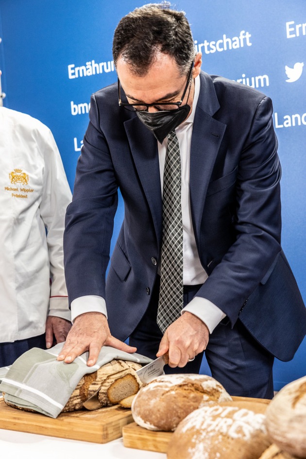 Prominent angeschnitten: Das Brot des Jahres 2022 debütiert bei Cem Özdemir