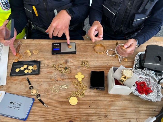 HZA-UL: Türkei-Urlauber schmuggeln massenweise Goldschmuck/Zollkontrollen zum Ferienende