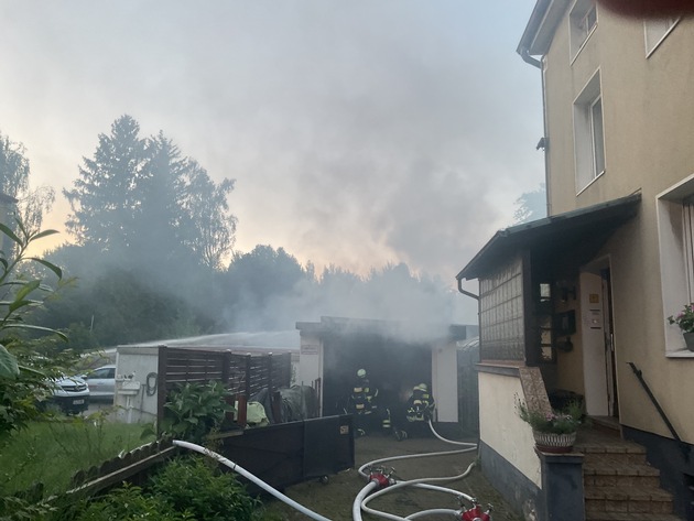 FW-DO: Garage, Gartenhaus und Motorräder werden Opfer der Flammen in Dortmund Groppenbruch