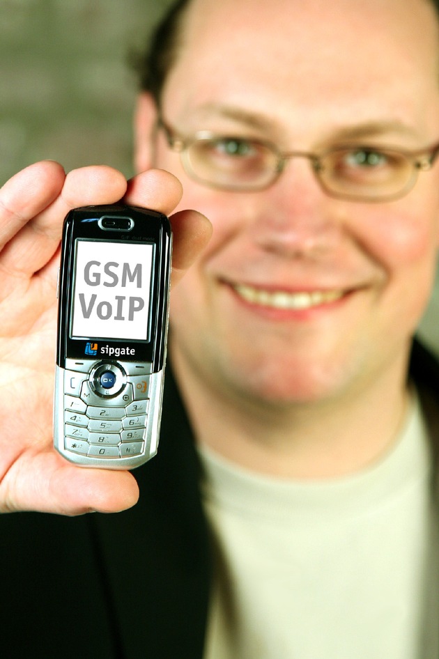 CeBIT 2006 / sipgate präsentiert auf der CeBIT das neue GSM/WLAN-Handy &#039;GF200&#039; von UTStarcom