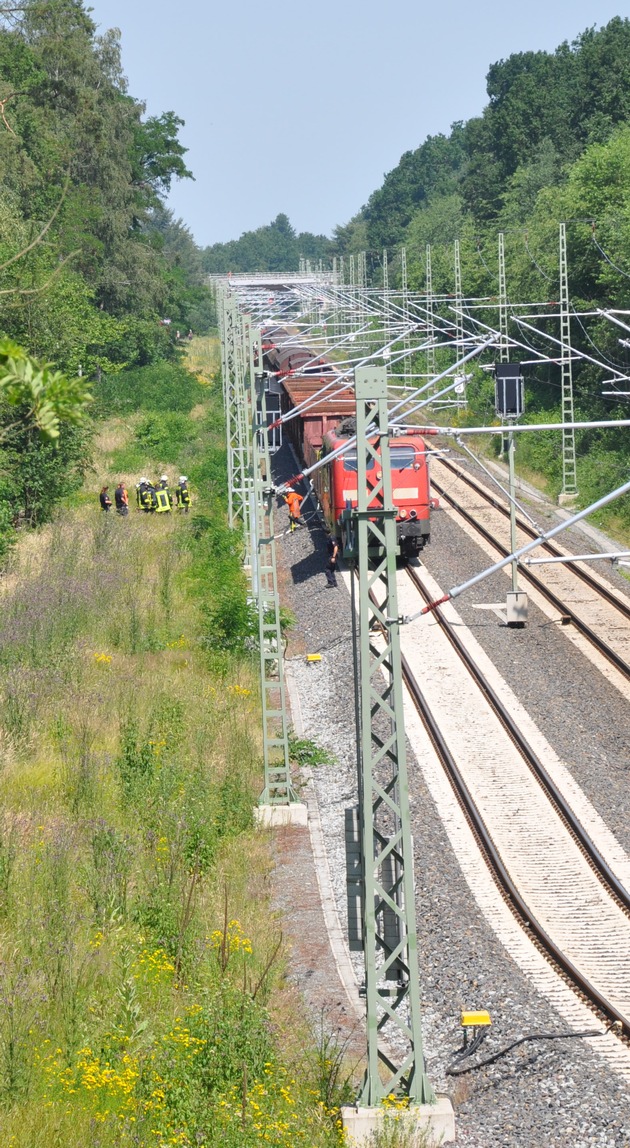 POL-ROW: ++ Brand im Güterzug - Polizei sperrt Bahnstrecke und B 215 ++