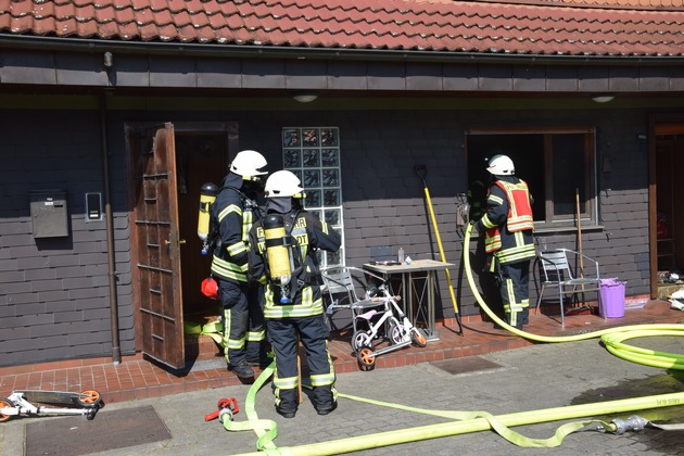 FW-OE: Zimmerbrand - Feuer in Zwischendecke sorgt für Einsatz der Feuerwehr