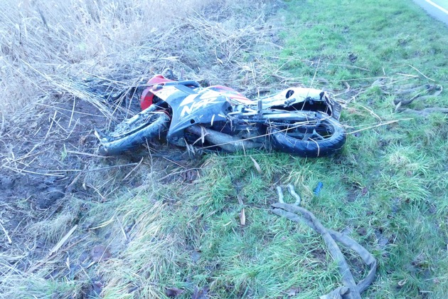 POL-CUX: Schwerer Verkehrsunfall - junger Motorradfahrer wird schwer verletzt und hat dabei Glück im Unglück (Lichtbilder in der Anlage)