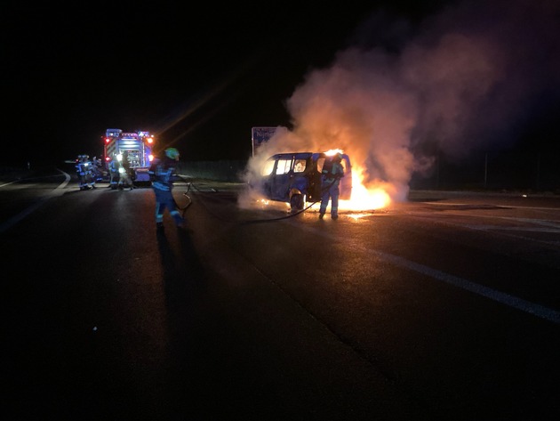 FW Alpen: Brennender Pkw auf der A57