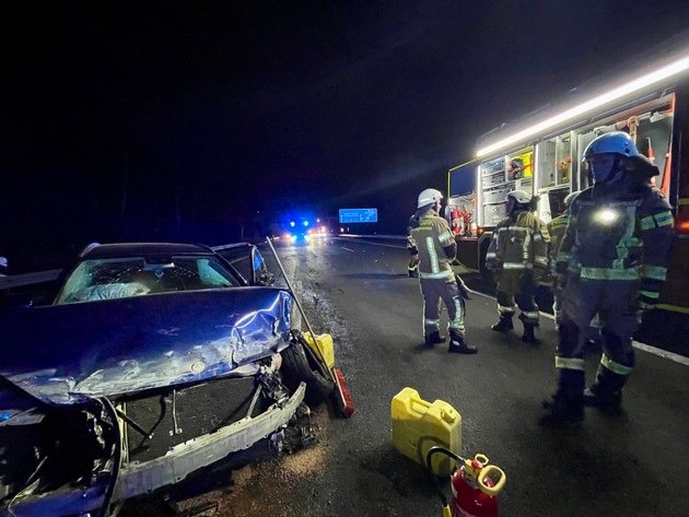 FW-RE: Einsatzreiche Samstagnacht - schwerer Verkehrsunfall auf der BAB 2