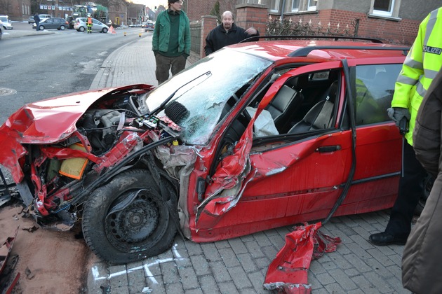 POL-HI: Söhlde/ Hoheneggelsen - Schwerer Verkehrsunfall in Ortsdurchfahrt mit einer Schwerverletzten