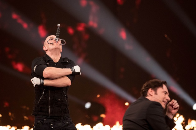 Mit dem Schwert ins Herz von Michelle - in &quot;It&apos;s Showtime! Das Battle der Besten&quot; riskiert Alex Magala sein Leben