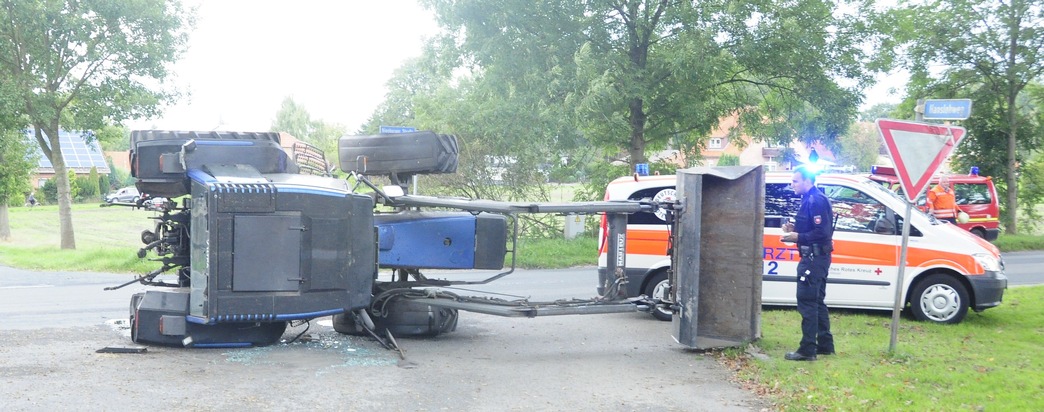 POL-NI: LKW ragt Trecker mit Schaufel um