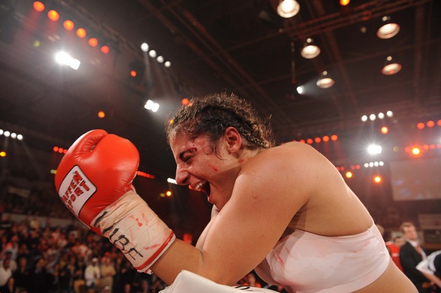 Erfolgreiche &quot;ProSieben Fight Night&quot;: &quot;Killer Queen&quot; Susi Kentikian holt sich Gürtel von Regina Halmich / Bis zu 18,4 Prozent (14 bis 49 J.) verfolgen Kampf der &quot;Killer Queen&quot;