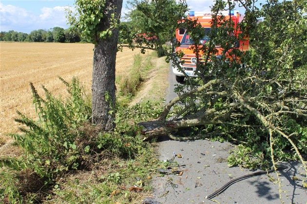 POL-SO: PKW-Fahrerin kollidiert mit Baum