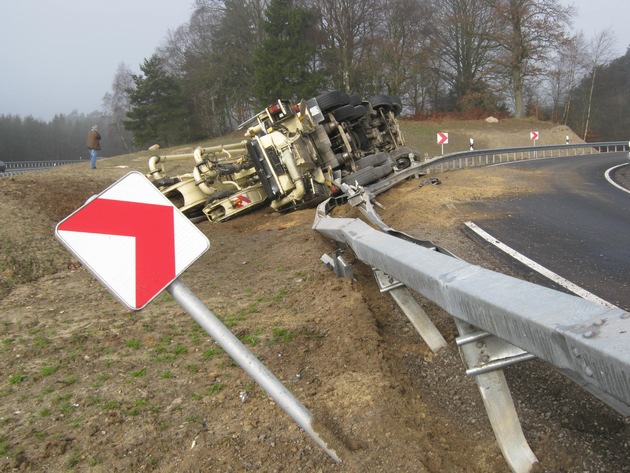 POL-WL: LKW-Unfall im Buchholzer Dreieck (A 261)