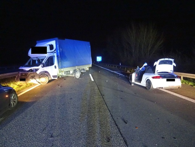 FW Sonsbeck: Auslaufende Betriebsmittel nach Verkehrsunfall auf der A57