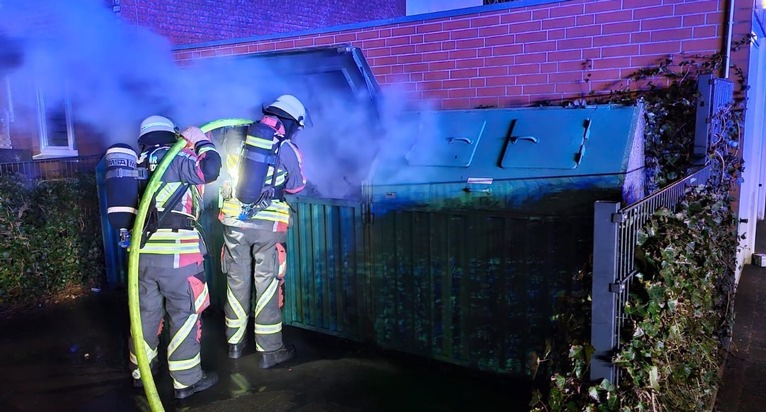 FW Norderstedt: Silvesterbilanz der Feuerwehr Norderstedt: 22 Einsätze - Balkonbrand in der Mittelstraße droht auf Wohnung überzugreifen