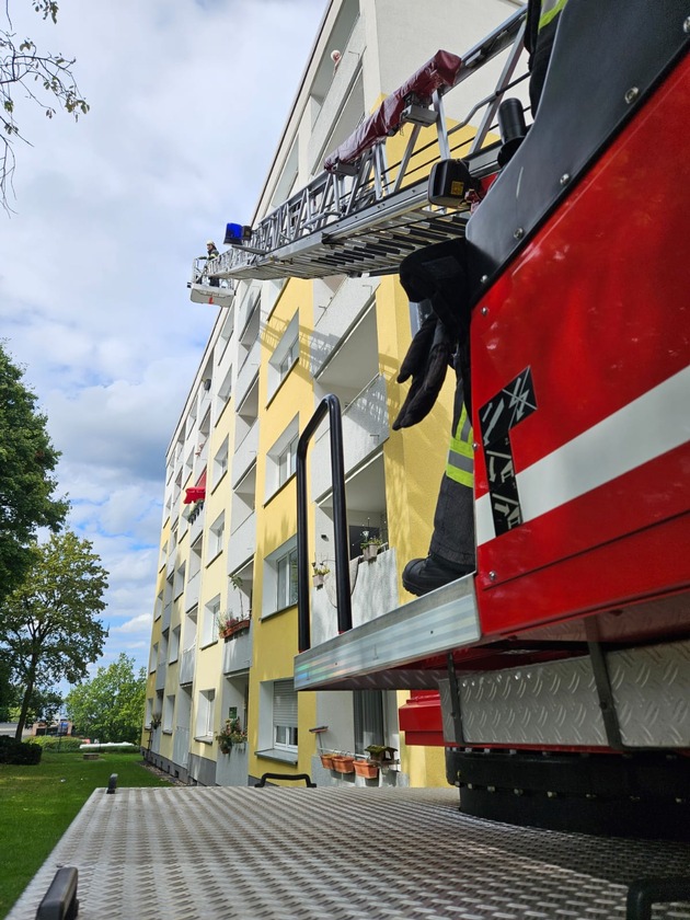 FW-EN: Wetter - Person hinter verschlossener Wohnungstür und Heimrauchmelder