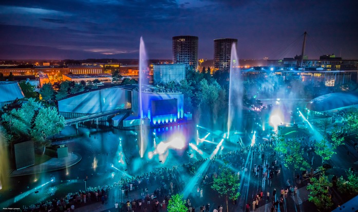 Autostadt GmbH: Weltweit größte, mobile Wassershow in der Autostadt in Wolfsburg / zweite Show startet am Sonntag (BILD)