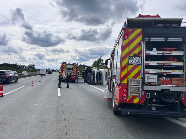 FW-ROW: Verkehrsunfall mit Wohnmobil auf der BAB 1 - Eine Person durch Feuerwehr gerettet